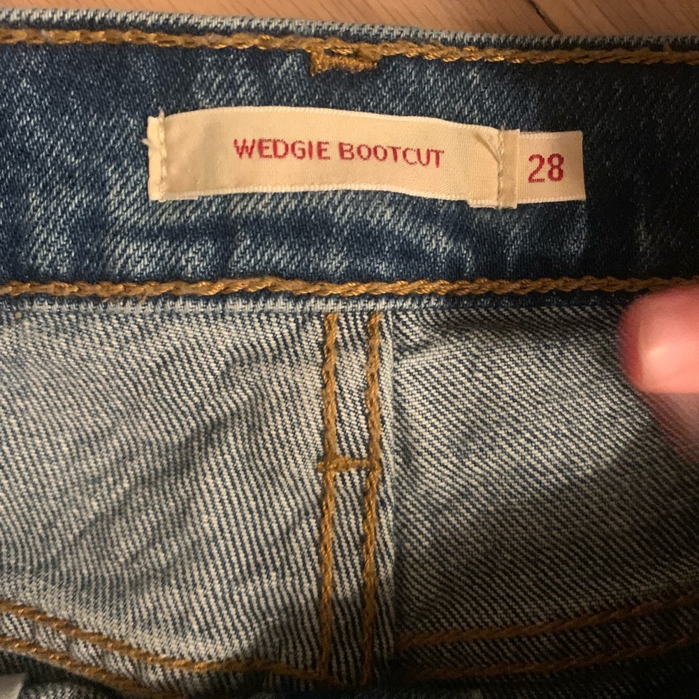 Levi’s Wedgie Bootcut- Medium Wash- Petite SZ 28, EUC - Picture 4 of 11